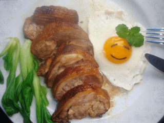 13、鸡腿的新吃法，你一定没试过，又香又好吃,薄荷的香味很浓郁啊，我相信不爱吃鸡肉的童鞋，看见这外酥里嫩的美味鸡腿卷也会忍不住流口水吧？里面的鸡胸肉特别的嫩，外面的皮有点Q，好吃。