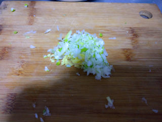 2、美容养颜豆皮蔬菜肉卷—送给美丽的女神们,葱姜适量，切成末。