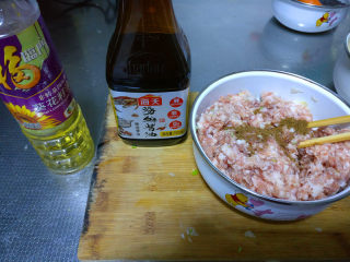 4、美容养颜豆皮蔬菜肉卷—送给美丽的女神们,肉馅上劲后，再加入花椒粉，熟油，生抽少量，食盐。