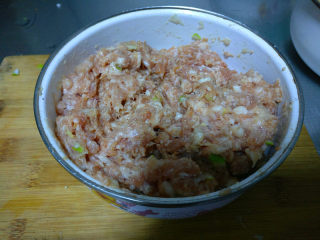 5、美容养颜豆皮蔬菜肉卷—送给美丽的女神们,再顺着一个方向搅拌均匀，放在一边入味。