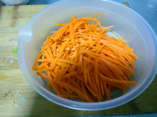 6、美容养颜豆皮蔬菜肉卷—送给美丽的女神们,胡萝卜插成丝备用