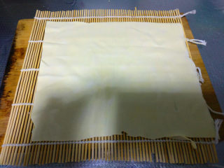 7、美容养颜豆皮蔬菜肉卷—送给美丽的女神们,将沥干水的豆皮放到寿司帘上备用。