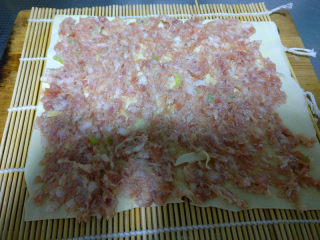 8、美容养颜豆皮蔬菜肉卷—送给美丽的女神们,将肉馅均匀涂到豆皮上，留约2CM的边。