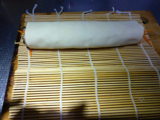 11、美容养颜豆皮蔬菜肉卷—送给美丽的女神们,将豆皮从一边卷起，卷成卷子，用寿司帘压实。