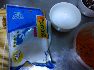 12、美容养颜豆皮蔬菜肉卷—送给美丽的女神们,准备少量的淀粉，加入几滴水，活成糊状，涂到豆皮的边上，封住肉卷。