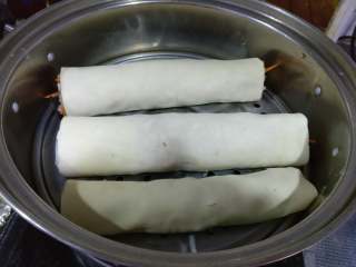 13、美容养颜豆皮蔬菜肉卷—送给美丽的女神们,将肉卷放入蒸锅中，用牙签在每个肉卷上扎几个下。