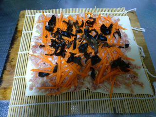 10、美容养颜豆皮蔬菜肉卷—送给美丽的女神们,在撒上切碎的木耳片，再次压实。