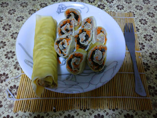 15、美容养颜豆皮蔬菜肉卷—送给美丽的女神们,时间到后，开锅凉凉肉卷，切成小段，美味的肉卷即做成了，女神和家人们一起分享吧。