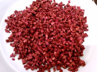 2、双紫饭团,切成黄豆大小