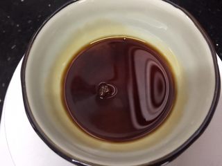 4、双紫饭团,取一小碗,放入寿司醋和寿司酱油,搅拌均匀