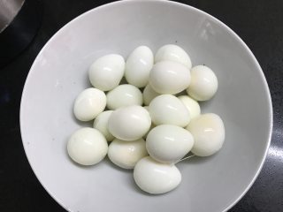 3、寿喜锅,鹌鹑蛋煮熟后剥去蛋壳。