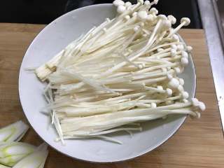 5、寿喜锅,金针茹、茼蒿洗净。