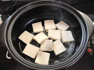 8、寿喜锅,黄油放入锅中后放入千叶豆腐煎至两面金黄色。