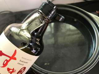 11、寿喜锅,再倒入适量寿喜锅调味汁。