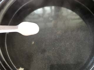 10、寿喜锅,锅中倒入适量水后,加入一勺昆布粉。