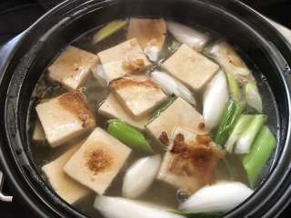 12、寿喜锅,煮开后放入豆腐和大葱。