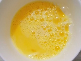1、葱花鸡蛋酱,鸡蛋打入碗里