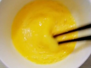 2、葱花鸡蛋酱,用筷子搅拌均匀