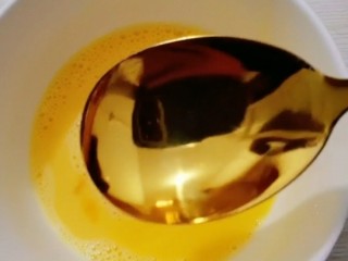 3、葱花鸡蛋酱,加入一小勺清水搅拌均匀