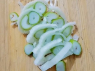 4、葱花鸡蛋酱,葱切末备用