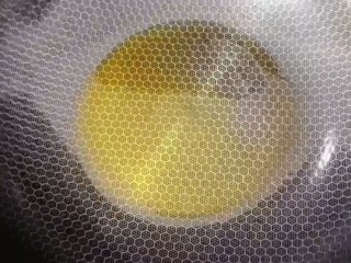 5、葱花鸡蛋酱,锅烧热，放入食用油