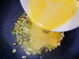 7、葱花鸡蛋酱,倒入鸡蛋液