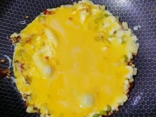 8、葱花鸡蛋酱,用中小火煎定型