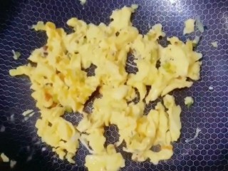 9、葱花鸡蛋酱,翻炒均匀