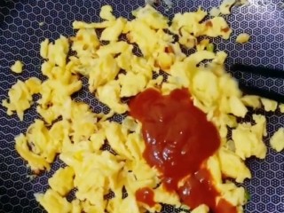 10、葱花鸡蛋酱,放入豆瓣酱