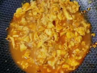 12、葱花鸡蛋酱,加入半小碗水炖十分钟