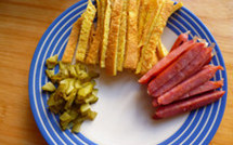 3、花样吃米饭~~~一口香芝麻小饭团,台式香肠烤箱低温烤热后切成条备用，青瓜切成小碎粒备用。