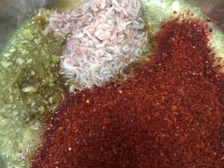 3、家庭版辣白菜,如图把辣椒粉、（姜片、梨、苹果）泥、鱼露、虾酱、白糖、（糯米粉煮开凉冷加入）