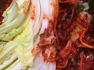 5、家庭版辣白菜,如图每片叶子都摸均匀酱放好盖上保鲜膜放4-7天即可食用