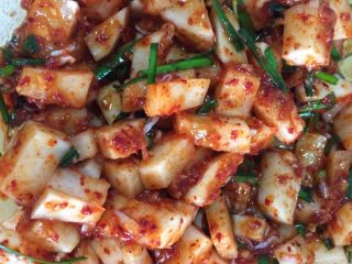 6、家庭版辣白菜,如图剩下的酱料把白萝卜切成颗粒研制上也很好吃