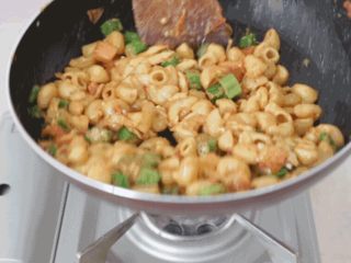 8、一份不正宗的意大利面,但好吃到一人吃三碗!?,翻炒均匀,出锅!