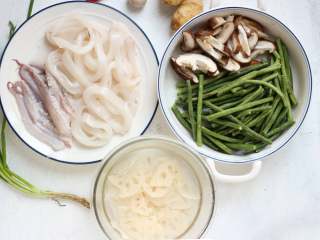 1、麻辣鱿鱼香锅,鱿鱼清洗干净,鱿鱼身剪成圈,鱿鱼须剪成条;豇豆洗净用手掰成段;藕洗净去皮切成薄片,放到滴有白醋的清水中浸泡,以免变色;香菇洗净去蒂切片。