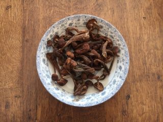 1、小鸡炖蘑菇,榛蘑菇30g