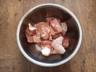 5、小鸡炖蘑菇,买好的半只三黄鸡。