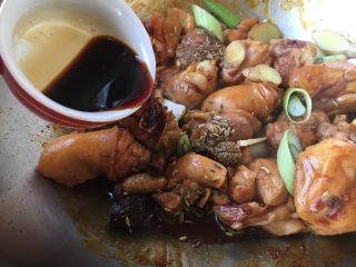 10、小鸡炖蘑菇,放入生抽和老抽。