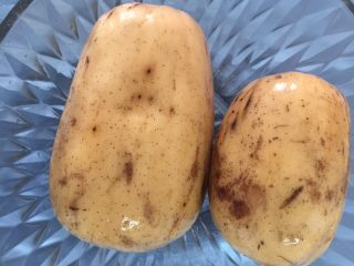 1、滋味泡藕,莲藕去皮切块，切什么样自己喜欢了，红萝卜也切片