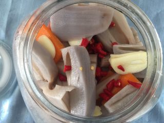 11、滋味泡藕,把材料逐一放入密封罐里