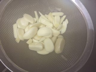 10、滋味泡藕,蒜头片用筛子装着，放入正在烧开的水里焯5秒即可