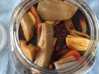 12、滋味泡藕,倒入添丁醋和酱油，放入红糖粉