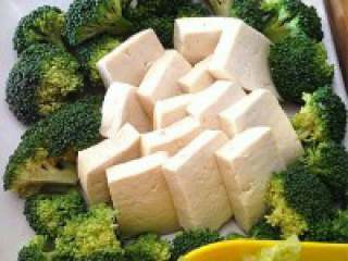 2、简单实惠的家庭版火锅, 西兰花用淡盐水清洗好，豆腐切 片摆盘。