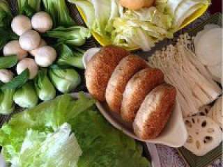 8、简单实惠的家庭版火锅,主食：芝麻火烧。