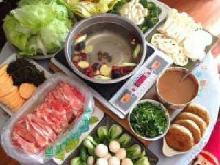 9、简单实惠的家庭版火锅,香菜洗净切碎段、芝麻酱加入韭 菜花腐乳矿泉水加入少许盐顺着一 个方向搅拌好。锅内加清水，放入 干香菇、桂圆干、枸杞、葱姜、干枣开火准备唰吧！