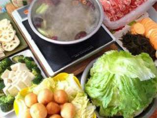 10、简单实惠的家庭版火锅,锅开啦，准备开吃吧！