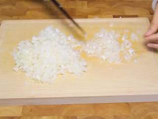 2、自制XO瑶柱酱,把洋葱切成细丁，蒜头切成蒜末