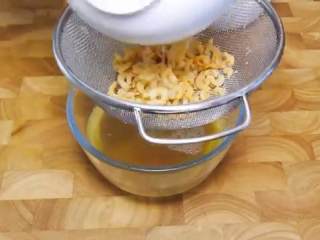 3、自制XO瑶柱酱,把干贝和海米沥干水，水作为高汤使用