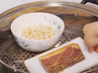 4、自制XO瑶柱酱,把干贝和金华火腿放到锅里，大火蒸15分钟